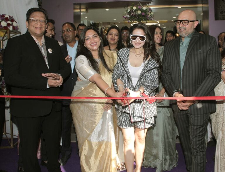 Actress Ameesha Patel Inaugurated the First Flagship Store of Vanior Jewels in Mumbai