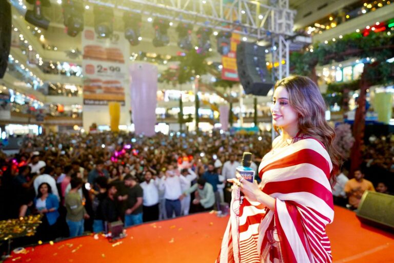 Janhvi Kapoor's Visit to Gaur City Mall Creates Fan Frenzy