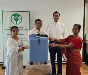 Masala King Dr.Dhananjay Datar Gifts Oxygen Kits to Patients of Pulmonary Diseases in Mumbai