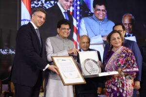Dr. Bina Modi Felicitated with "Woman Icon of the Year" Award by Mr Piyush Goyal, Hon&apos;ble Minister for Commerce and Industry, Government of India